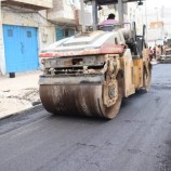 عدن.. أعمال سفلتة يشهدها شارع السواعي بالمعلا