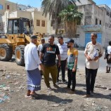 بإشراف مدير صيرة بن جرادي..  عدن.. حملة لإزالة العوائق ورفع المخلفات والصبيات بصيرة.