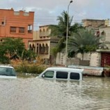 أمطار غزيرة تنهمر على الشحر ومناشدة لإنقاذ العالقين