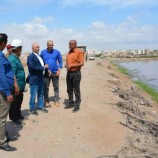 وزير المياه والبيئة يتفقد احواض معالجة مياه الصرف الصحي وسير العمل بحقل بئر أحمد
