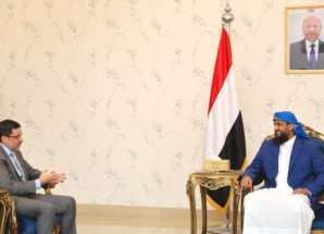 المحرمي يناقش مع بن مبارك خطة الحكومة لتحسين الأوضاع الخدمية
