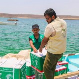 مركز الملك سلمان يوزع مساعدات غذائية طارئة للأسر الأشد احتياجًا في جزيرة ميون اليمنية