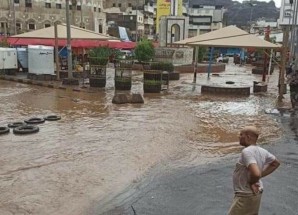 شاهد بالصور.. أمطار غزيرة على العاصمة عدن