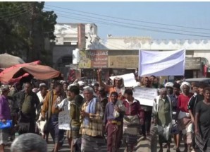 مظاهرة شعبية في زنجبار أبين تنديداً بتدهور الأوضاع المعيشية