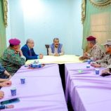 اللواء بن بريك يلتقي عددًا من الضباط العسكريين في حضرموت