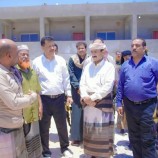 المحافظ بن الوزير يستهل زيارته لمديرية رضوم بتفقد مشروع مدرسة عين بامعبد الأساسية.