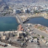 محلية بصيرة تحذر من السباحة في سواحل عدن بسبب ارتفاع الأمواج