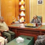 محافظ حضرموت يُكرِّم مواطنًا لتمثيله قيم الأمانة والإخلاص