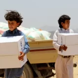 ابتزاز إنساني وتجنيد قسري.. الحوثيون يحولون المساعدات إلى وسيلة لزج الأطفال في معسكرات الصيف