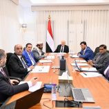 مجلس القيادة الرئاسي يجتمع برئيس مجلس الوزراء ويواصل مناقشة الأوضاع الاقتصادية والخدمية