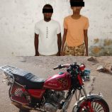 أمن أبين يلقي القبض على شخصين قاما بسرقة دراجة نارية