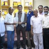 في موقف يدل على العلاقة الطيبة بين المدير وموظفيه..موظفو وطاقم العمل بمكتب الشباب والرياضة يكرمون المدير الشاذلي