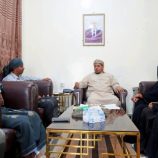 محافظ سقطرى يلتقي ممثلي المعلمين المتعاقدين ويؤكد حرصه على دعمهم خلال فترة الصيف