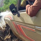 الضالع..سائق يغامر بحياته داخل السيول الجارفة لانقاذ حياة مريض بمنطقة تورصة بالازارق