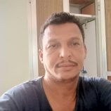 مدير عام مكتب الصحة العامة والسكان يظمئن على صحة اعلامي المكتب يوسف الفقيه