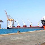 مليشيات الحوثي تلجأ لتفريغ النفط بخزانات بدائية في خليج ديقنوا والتسرب يهدد البحر الأحمر