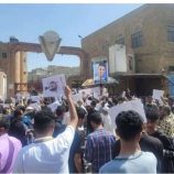 لليوم الثالث على التوالي .. تظاهرة حاشدة أمام مبنى محافظة تعز تطالب بإلقاء القبض على قتلة الطفل مرسال عيدروس