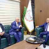 رئيس الوزراء يزور وزارة الخدمة المدنية ويوجه بسرعة إطلاق العلاوات والتسويات للجامعات ووزارتي التربية والتعليم والصحة