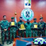 العميد الوالي يكرم جنديين من حزام أبين لأمانتهما في إعادة مبلغ مالي ومقتنيات ثمينة لصاحبها