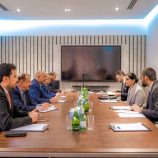 الرئيس الزُبيدي يبحث مع السفيرة البريطانية ومسؤولي البنك الدولي المستجدات السياسية والحلول العاجلة لأزمة الكهرباء