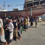 ميناء الشحر يستقبل العبري “الميمون 1” وعلى متنه 26 صيادًا من أبناء حضرموت بعد احتجازها في الصومال منذُ 14 مايو 2025م