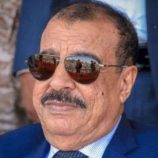 اللواء بن بريك يُعزّي الشيخ احمد محسن بن سبعة بوفاة والده