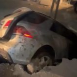 حفرة مجاري تبتلع سيارة وبداخلها عائلة كاملة في صنعاء اليمنية