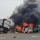 حريق مفاجئ يلتهم باص في الممدارة بعدن