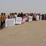 وقفة احتجاجية لملاك أراضي بئر احمد تطالب محافظ عدن وقيادة الحزام الأمني بالتراجع عن القرار وإيقاف أعمال المسح