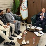 وزير الخدمة المدنية يلتقي محافظ سقطرى ويؤكد أولوية أبناء الأرخبيل في التوظيف العام ومعالجة جوانب القصور الإداري