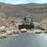 انهيارات صخرية تغلق طريق دولي وتدخل مباشر من سلطة المهرة