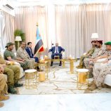 الرئيس الزُبيدي يرأس اجتماعًا بقيادة قوات دفاع شبوة