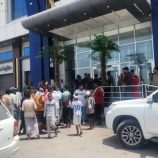 مواطنين في المكلا يحاصرون لجان البرلمان اليمني رفضا لتدخله في شؤون الجنوب