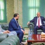 الرئيس الزُبيدي يطّلع على سير عمل وزارة الأشغال ويشدد على أهمية استكمال مشاريع صيانة الطرق الرئيسة