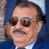 اللواء بن بريك يُعزّي أمين قاسم الحوثري وإخوانه بوفاة والدتهم