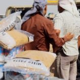 توزيع سلال غذائية على معلمي خمس مدارس بمديرية الشعيب