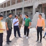 الزهري والسقاف يطلعان على سير العمل في مشروع بناء مدرسة الشهيد سالم قطن بخور مكسر