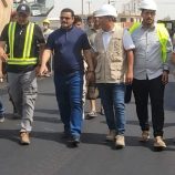 مدير عام المنصورة يدشن أعمال فرش الطبقة الأسفلتية بمشروع إعادة تأهيل شارع الخمسين