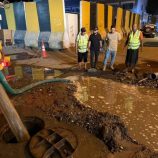 مدير عام صيرة يطلع على أعمال اصلاح كسر في خط المياه بالقرب من البنك المركزي