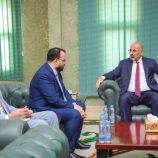 الرئيس الزُبيدي يطّلع على سير عمل وزارة الأشغال ويشدد على أهمية استكمال مشاريع صيانة الطرق الرئيسة