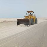 بهدف تسهيل حركة السير وضمان مرور آمن للمركبات.. إزالة الكثبان الرملية من الطريق الدولي أبين _ عدن