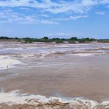 السيل القادم من الحسيني بلحج يصل شمال بئر أحمد.. ومخاوف من امتداده إلى الحسوة والمناطق العشوائية