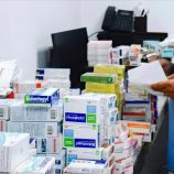 مواطنون يشكون من استمرار بيع الأدوية بالأسعار السابقة رغم تحسن الصرف بعدن