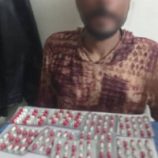 قوات الحزام الأمني بلحج تضبط شخصا بحوزته حبوبا مخدرة