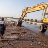 شفط مياه الأمطار وفتح شبكة التصريف في خور مكسر