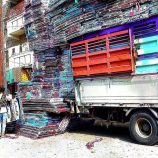 تكدس الشاحنات المحمّلة بالفرشان الإسفنجية في أبين