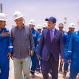 محافظ شبوة يتفقد قطاع العقلة النفطي تمهيداً لاستئناف تشغيله