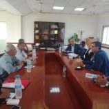 مدير عام مكتب الصحة بلحج يستقبل وفد من مركز البحوث بجامعة عدن لمناقشة بحث وتقيم عمل البرامج الصحية في المحافظة