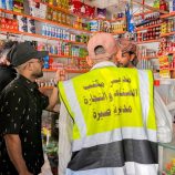 صيرة تغلق 6 محلات تجارية مخالفة ضمن حملة لضبط الأسعار بالعاصمة عدن