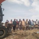 بمشاركة الأهالي.. مؤسسة المياه في أبين تعمل على إعادة المياه لمنطقة المخزن بمديرية خنفر